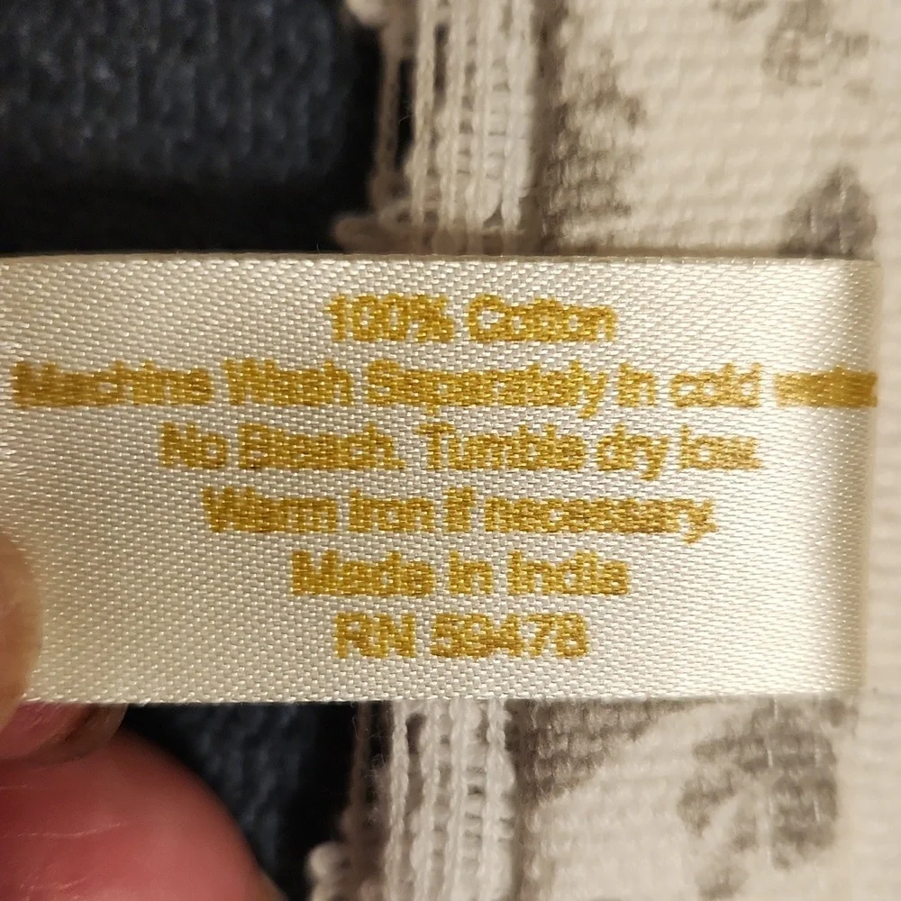 NWOT Cynthia Rowley Gray Floral Table Runner 18